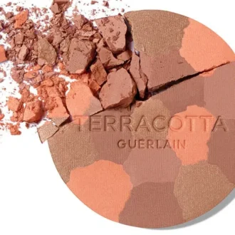La poudre pour un teint naturellement éclatant et hâlé – 96 % d&rsquo;ingrédients d&rsquo;origine naturelle